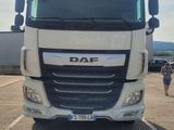 un camion blanc garé dans un parking