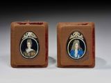 une paire de portraits miniatures représentant un homme et une femme, présentés dans des écrins en velours rouge