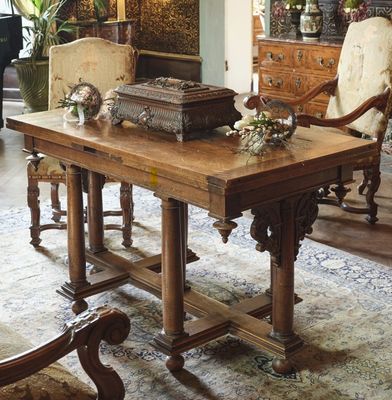 une table sur laquelle est posé un coffre, au milieu du salon