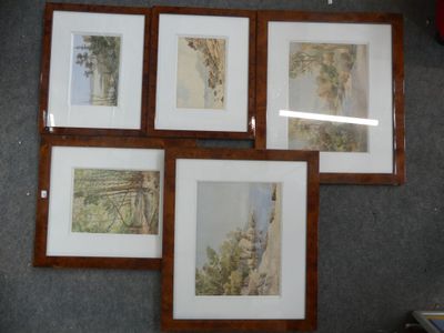quatre tableaux encadrés sur le mur d'une pièce