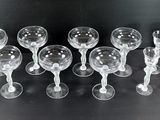 un grand nombre de verres à vin vides posés sur une table