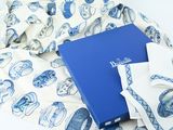 un livre bleu posé sur une nappe bleue et blanche