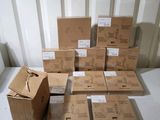 une pile de cartons posés les uns à côté des autres sur le sol