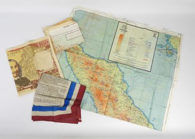 une carte, un drapeau et quelques autres objets posés sur une table