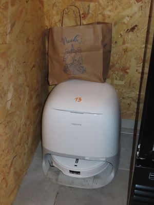 des toilettes sur lesquelles est posé un sac en papier