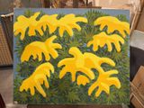 un tableau représentant un bouquet de fleurs jaunes posé sur un chevalet