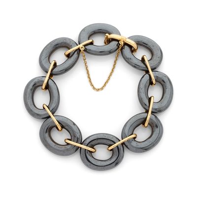 gros plan d'un bracelet sur fond blanc