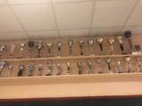 une étagère sur laquelle sont posées de nombreuses montres