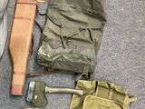 de nombreux objets militaires qui traînent par terre