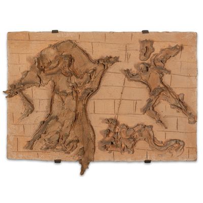 une photo représentant une sculpture d'un homme et d'une femme sur un mur de briques