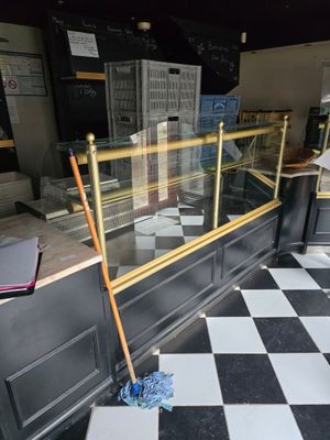 Ensemble comptoir d'accueil composé d'une vitrine réfrigérée…
