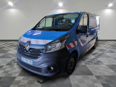 la camionnette bleue est garée sur un sol en damier dans le garage