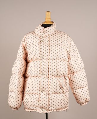 une veste blanche et rose sur un mannequin, un mannequin, un mannequin, un mannequin, un mannequin, un mannequin, un mannequin, un mannequin, un mannequin, un mannequin, un mannequin, un mannequin, un mannequin, un mannequin, un mannequin, un mannequin, un mannequin, un mannequin, un mannequin, un mannequin, un mannequin, un mannequin, un mannequin, un mannequin, un mannequin, un mannequin, un mannequin, un mannequin, un mannequin, un mannequin, un mannequin, un mannequin, un mannequin, un manne