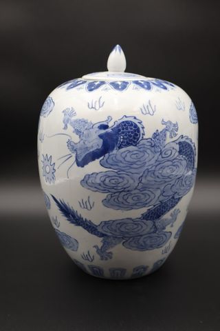 Grand pot couvert en porcelaine de Chine. Marque au-dessous. H 30...