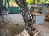 une grande pelleteuse qui se trouve à l'intérieur d'un bâtiment