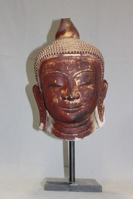 Tête de bouddah en pierre sculptée à polychromie rouge et or…