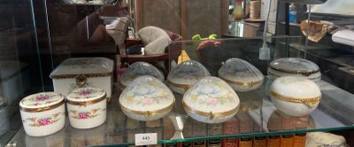Lot de 4 boites oeufs en porcelaine de Limoges, monture en m…