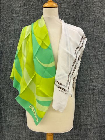 CHRISTIAN DIOR – Carré en soie, 3 tons de vert. Joint foulard CEL...