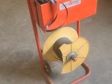un chariot rouge chargé d'outils dans un garage
