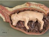 une figurine représentant un cochon à l'intérieur d'un coquillage