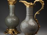 paire de vases anciens avec des anses dorées sur fond gris