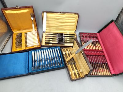 beaucoup d'argenterie dans un coffret sur la table