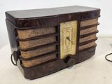 une vieille radio posée sur une table