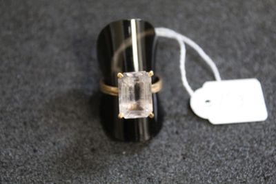 une bague posée sur une table à côté d'une étiquette de prix
