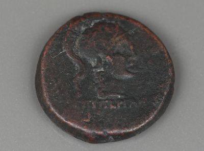 un gros plan d'une pièce de monnaie avec un visage dessus
