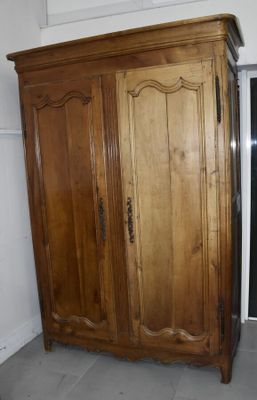 Armoire en noyer mouluré et sculpté, une porte à faux dorman…