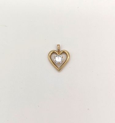 un pendentif en forme de cœur en or, orné d'un diamant blanc au centre