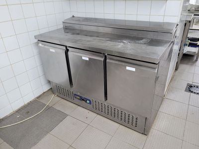 plan de travail en acier inoxydable dans une cuisine professionnelle dotée d'un carrelage au sol