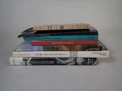plusieurs livres sont empilés sur une table