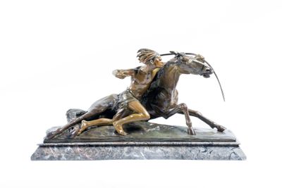 statue représentant un homme à cheval tenant un oiseau dans la main