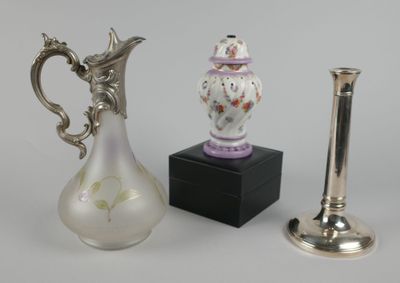 deux vases et un bougeoir posés sur une table