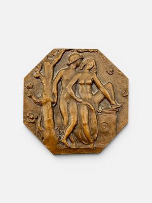 une photo d'une plaque en bronze représentant une femme et un homme