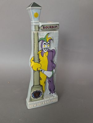 une statue représentant un clown debout à côté d'une horloge