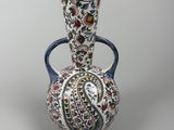 un vase posé sur une table