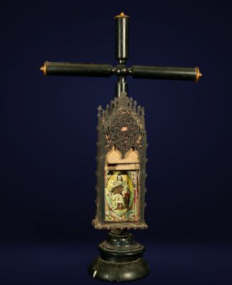 une image représentant une croix sur laquelle figure Jésus