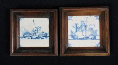 deux tableaux en carreaux bleus et blancs, encadrés, représentant un homme et une femme