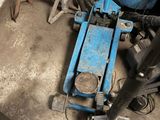 une machine bleue posée sur le sol
