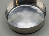 une photo d'une assiette en argent posée sur une table