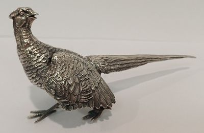 figurine de faisan plaquée argent sur un fond blanc