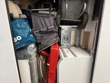 une chambre équipée d'un réfrigérateur, d'un micro-ondes, d'un réfrigérateur-congélateur, d'une chaise et d'un sac de voyage