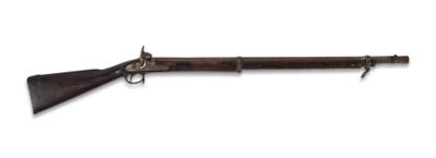 un vieux fusil avec un canon en bois sur fond blanc