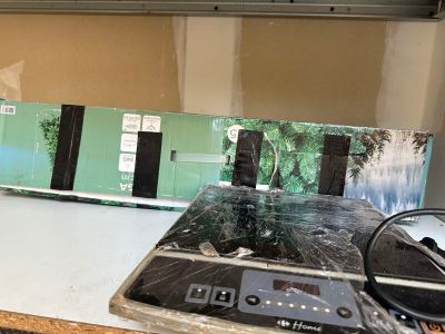 une photo d'un plan de travail de cuisine avec une cuisinière et un micro-ondes