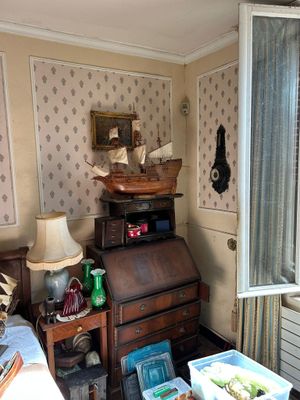 une photo d'une chambre avec un lit et un bureau