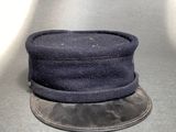 un chapeau noir posé sur une table
