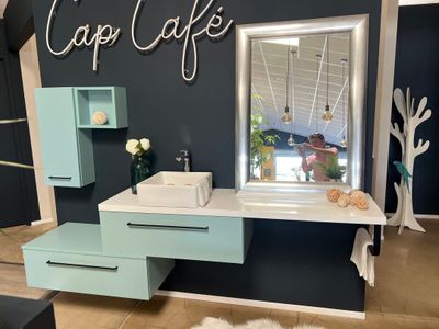 une photo d'une salle de bains avec un lavabo et un miroir