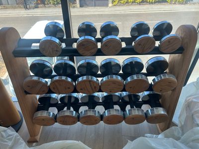 un casier de bouteilles de vin posé sur une table devant une fenêtre